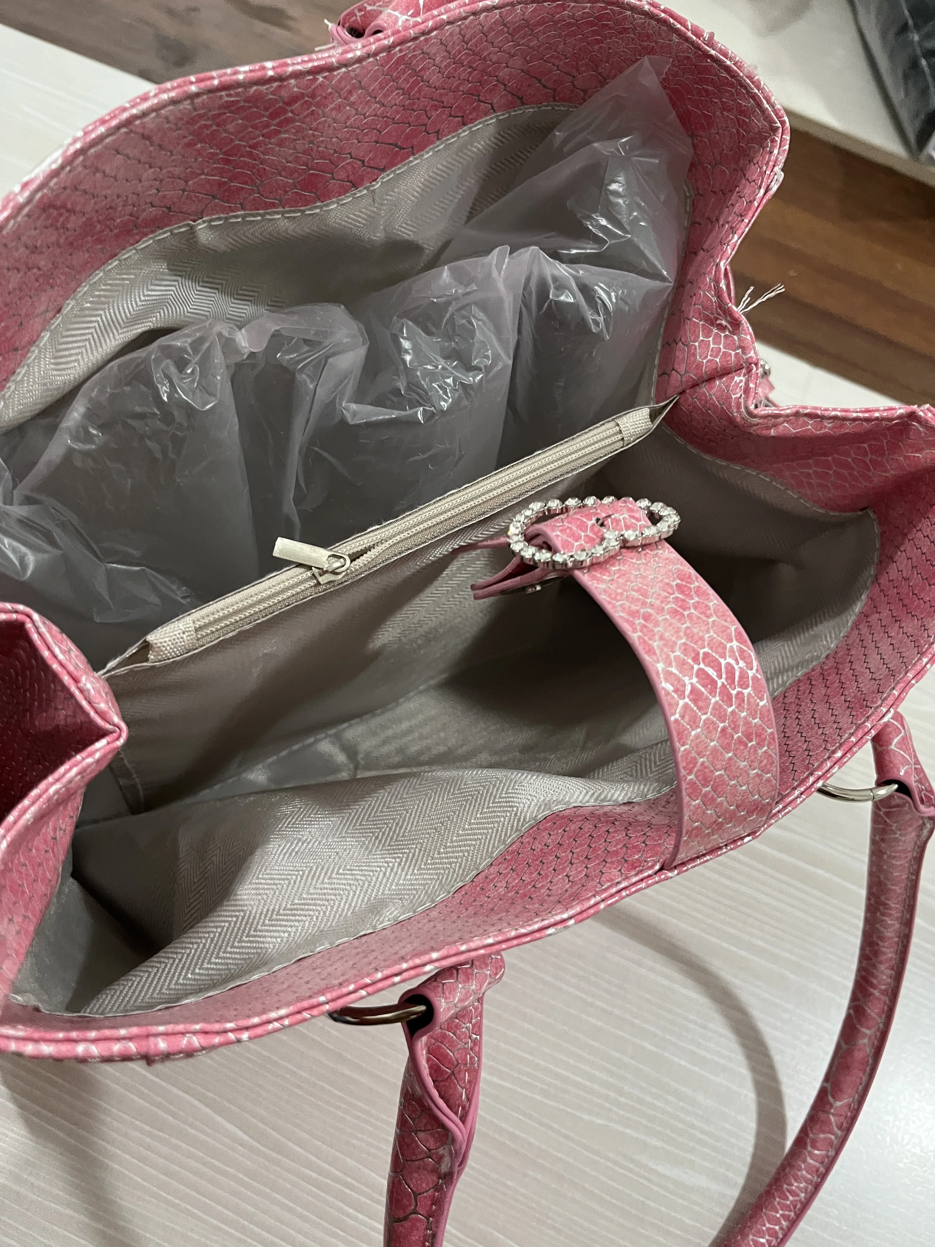 Umhängetasche mit Krokodilmuster und Prägung, Damenhandtasche mit großem Fassungsvermögen, Designer-Aktentasche, Y2k-Mädchen-Pendlermode-Handtasche, Rosa – Detail 25