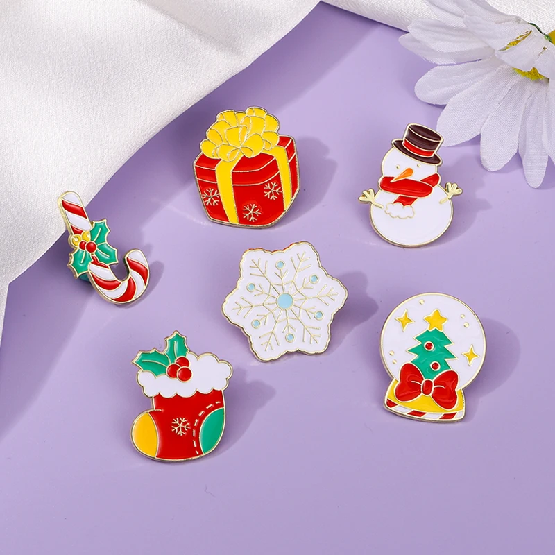 New Cartoon Christmas Theme Golden Pins Candy Canes Tree Snowman Snowflake Stocking Shaped Enamel Brooches Xmas Gift