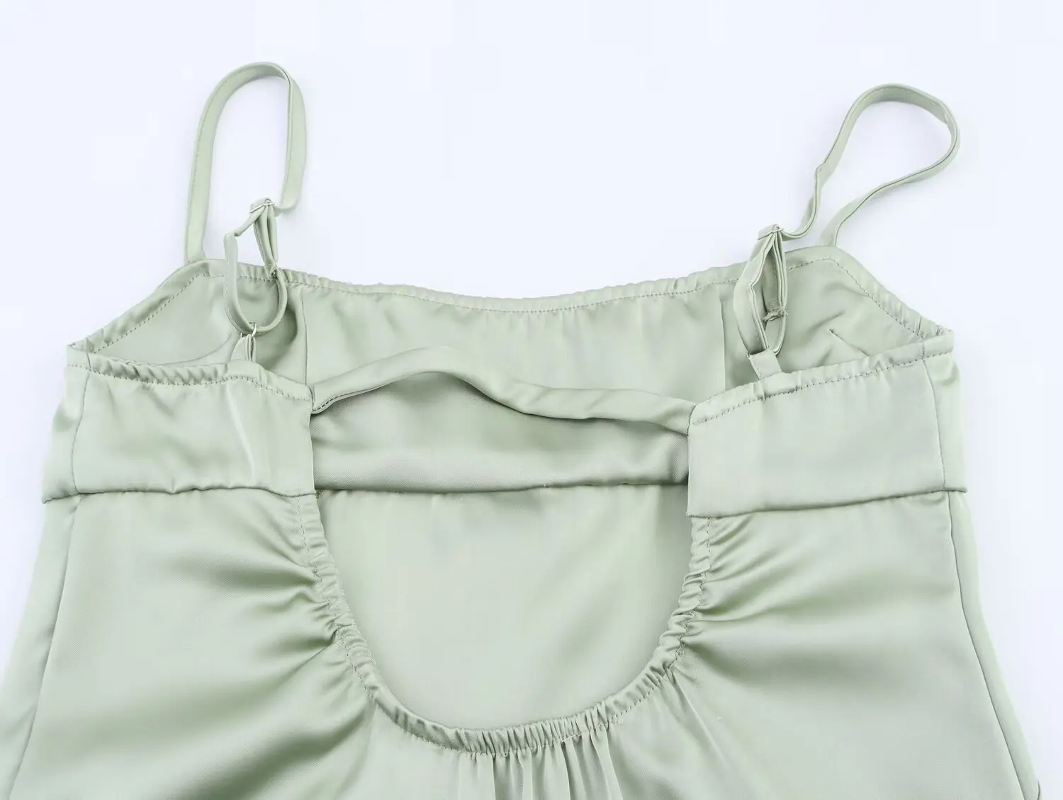 2025년 신상 여성 의류 유럽 및 미국 스타일 패셔너블한 분위기의 슬릿 실크 새틴 질감 얇은 스트랩 드레스