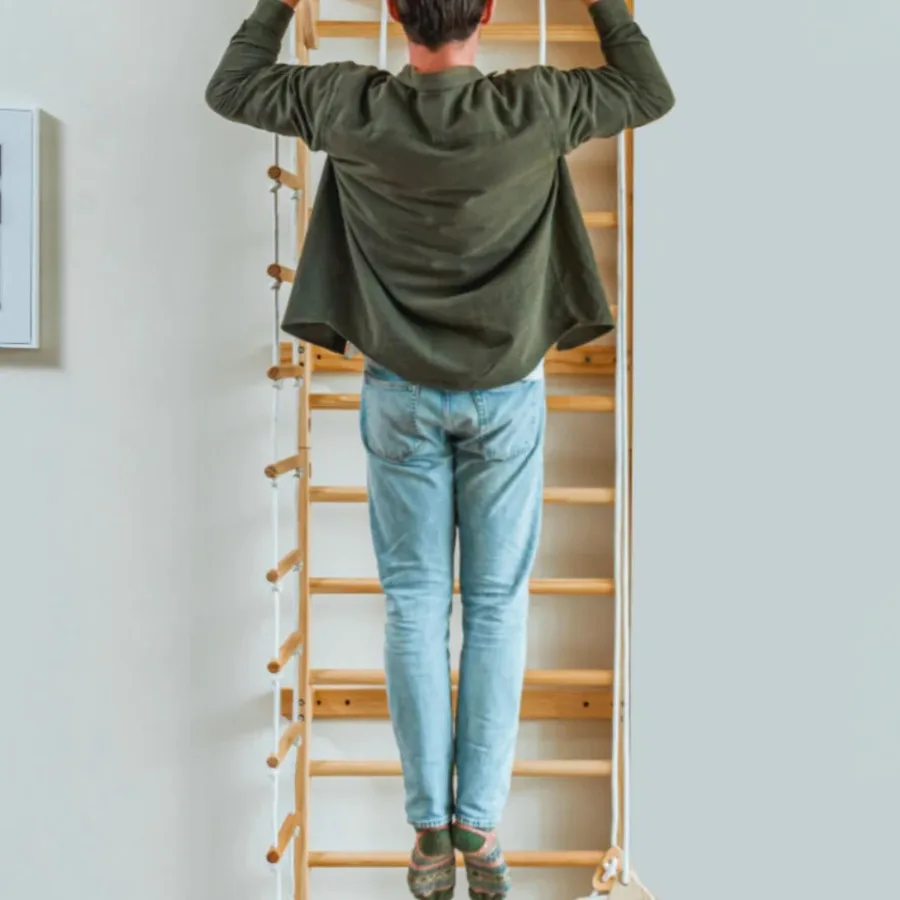 سلم حائط سويدي للتنظيم المنزلي، لمسة نهائية من الخشب الطبيعي، لون بيج، تصميم موفر للمساحة مع دعم قوي