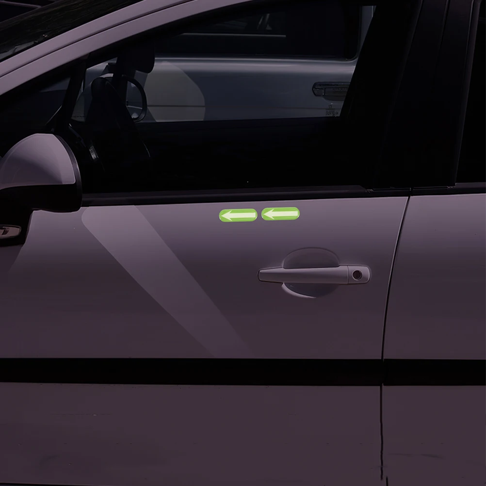 

4pcs Luminous Arrow Stickers Directional Decals Adhesive Driving Assistance Car Decals Glow In The Dark New Driver Indicator