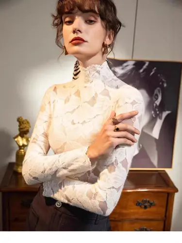 Imagen 2 del producto Top de encaje a la moda para mujer, camiseta ajustada de manga larga con medio cuello alto, camiseta semitransparente, ropa de calle