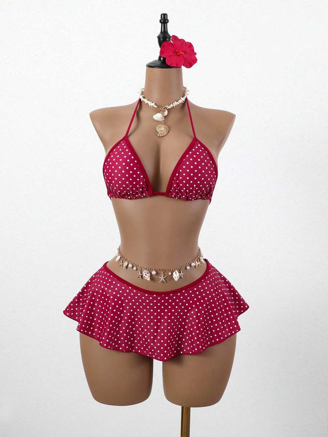 

Красный комплект бикини в горошек с завязками на шее, рюшами на низу и украшениями в виде ракушек