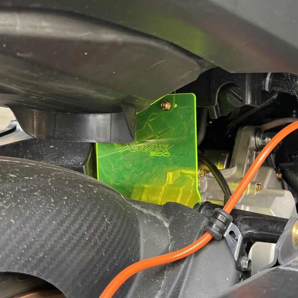 For Yamaha XMAX300 - From 2021 to 2024, the accessory engine water deflector and acrylic rear fender have been installed.