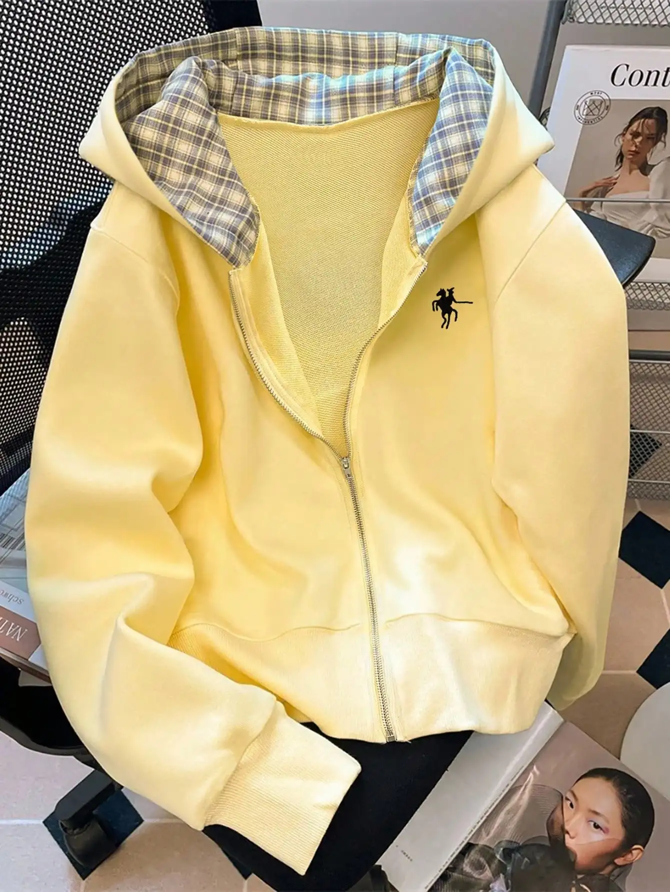 

Желтая толстовка на молнии с капюшоном на клетчатой подкладке и вышивкой лошади для женщин, повседневный уличный стиль