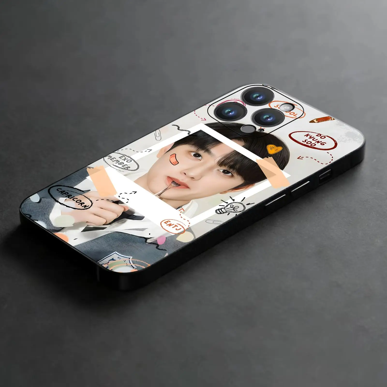 Funda para Teléfono iPhone 17 16 16e 15 14 13 12 Plus Mini Pro Max, Diseño Coreano del Grupo EXO, Negra Suave Antigolpes