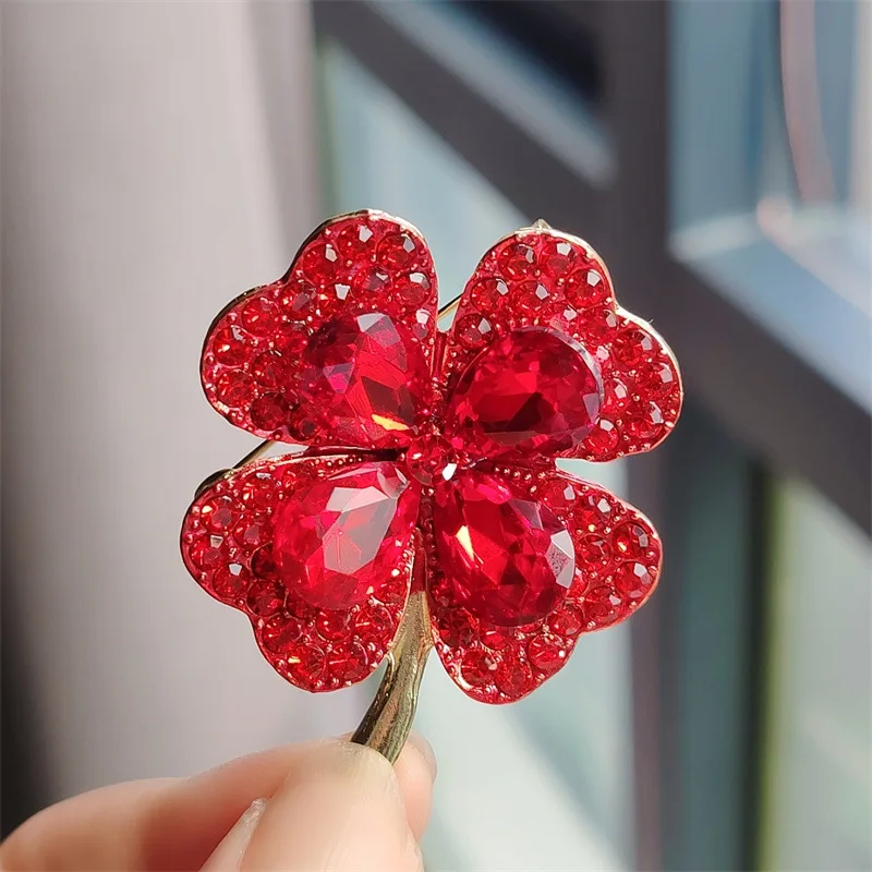 Fashion Green Red Crystal Rhinestone Four-Leaf Flower Brooch for Women Lapel Pin Jewelry Plant Wedding Dress Clothing Lucky Gift