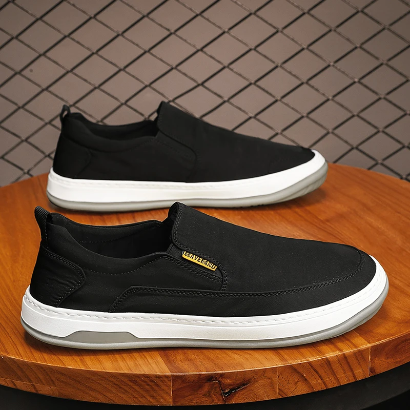Men's thick-soled loafers feature soft uppers and non-slip insoles, making them suitable for daily work and outdoor wear.