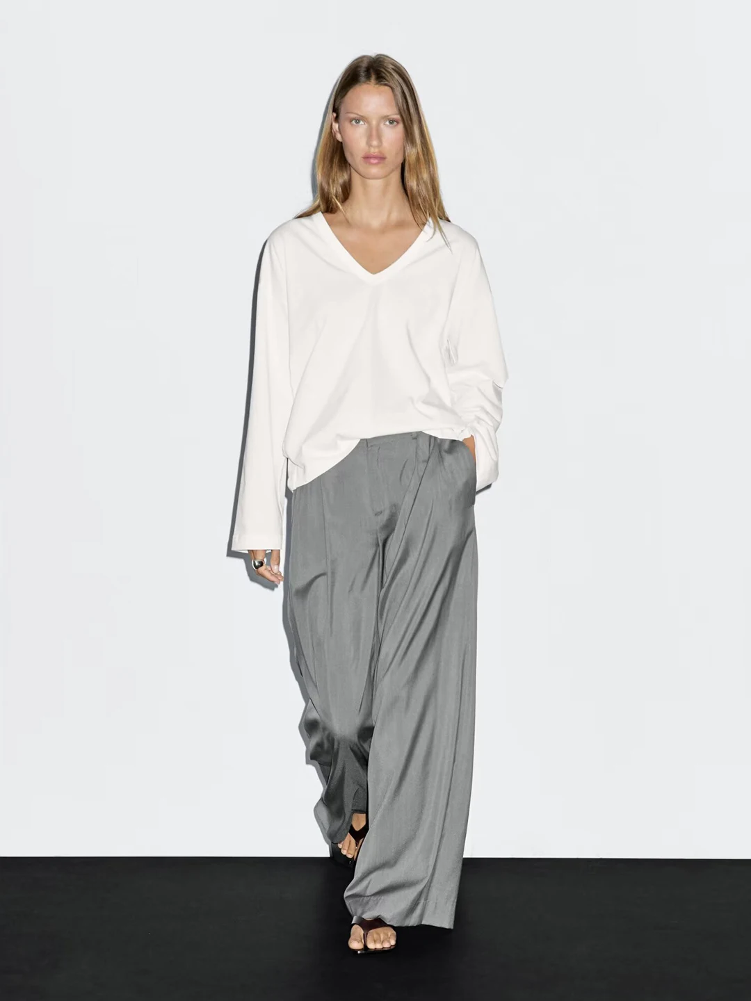 

Новая женская трикотажная футболка свободного кроя из чистого хлопка с V-образным вырезом для повседневной носки, комфортная, для осени и зимы...