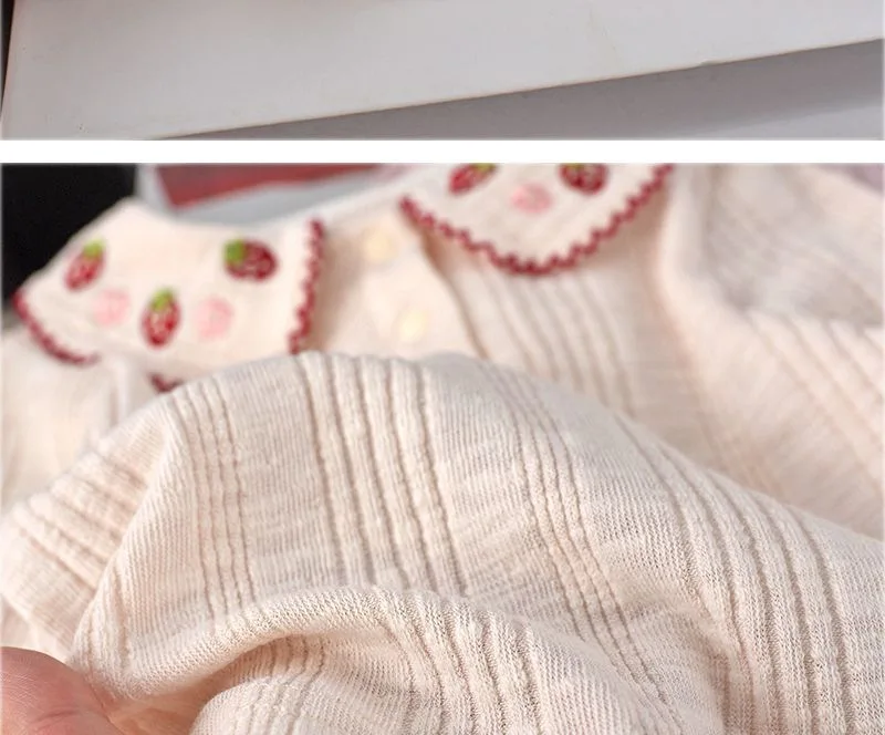 Koreanisches Mädchen-Basisshirt für Frühling und Herbst, langärmelig für junge Mädchen. Stilvolles Kinder-Shirt mit Cartoon-Erdbeer-Motiv. – Detail 9