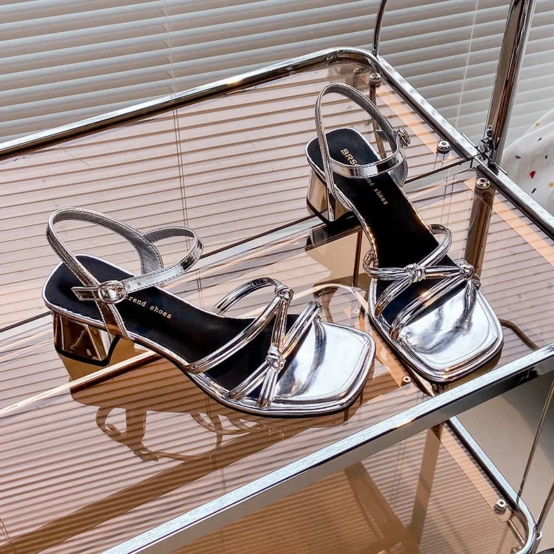 2025 صيف جديد كعب مربع أحذية عالية موضة الصنادل الرومانية أبيض وأسود مفتوح الأصابع امرأة النعال أحذية السيدات