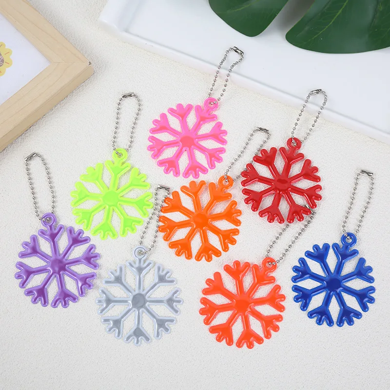 Christams Party Reflective Keychain for Kids Night Security Walking Cycling Safety Reflector Snowflake Shaped Bag Pendant Decor