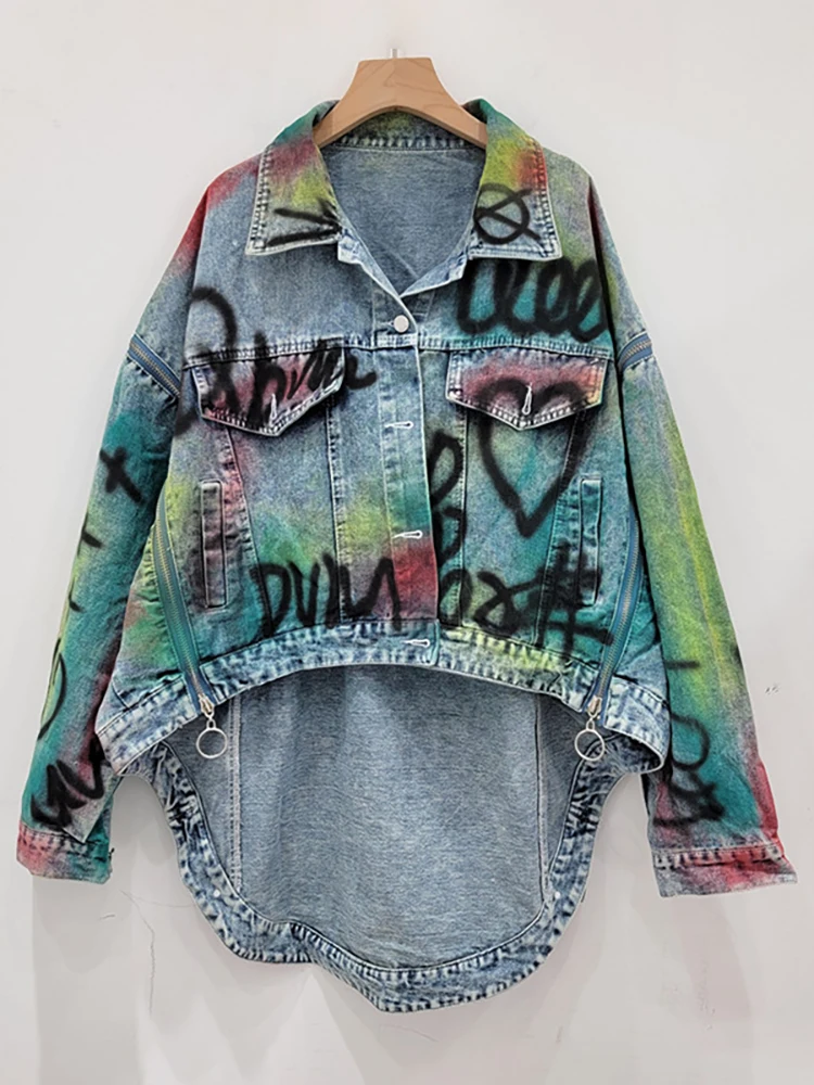 DEAT Women Denim Coat Loose Patchwork Zippers Letters Graffiti Contrast Color Irregular Jackets 2024 Autumn New Fashion 33A1421