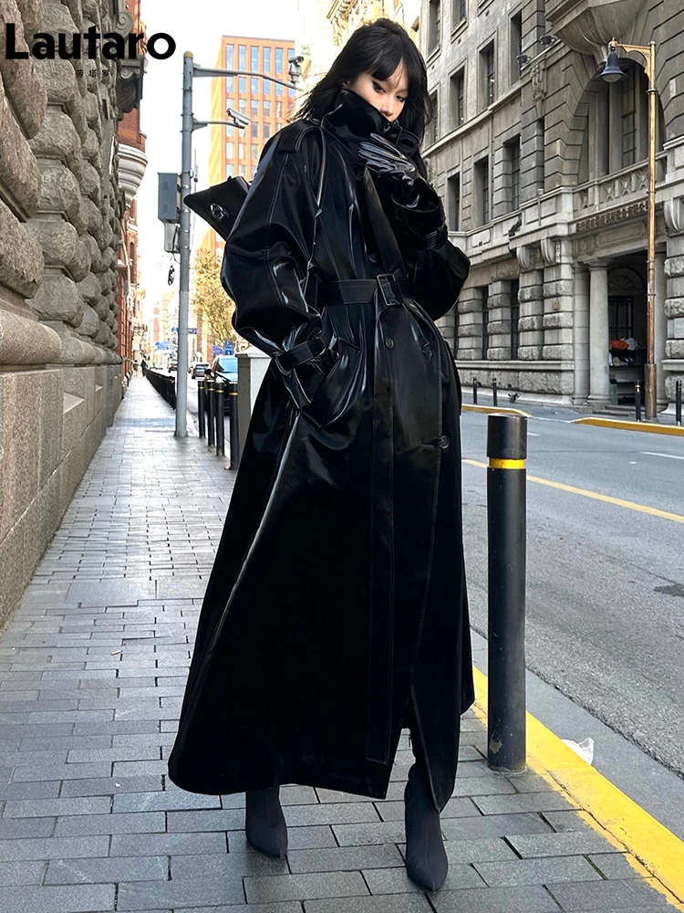 Lautaro Lente Herfst Extra Lange Oversized Cool Reflecterend Glanzend Zwart Lakleer Trenchcoat Voor Dames Riem Catwalk Mode