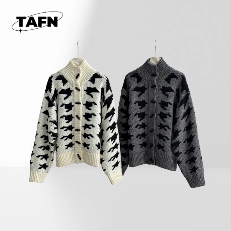 

Классический кашемировый кардиган — винтажный стиль и уютное тепло для повседневной носки. Элегантный дизайн для повседневного комфорта в 2025 году AI1318.