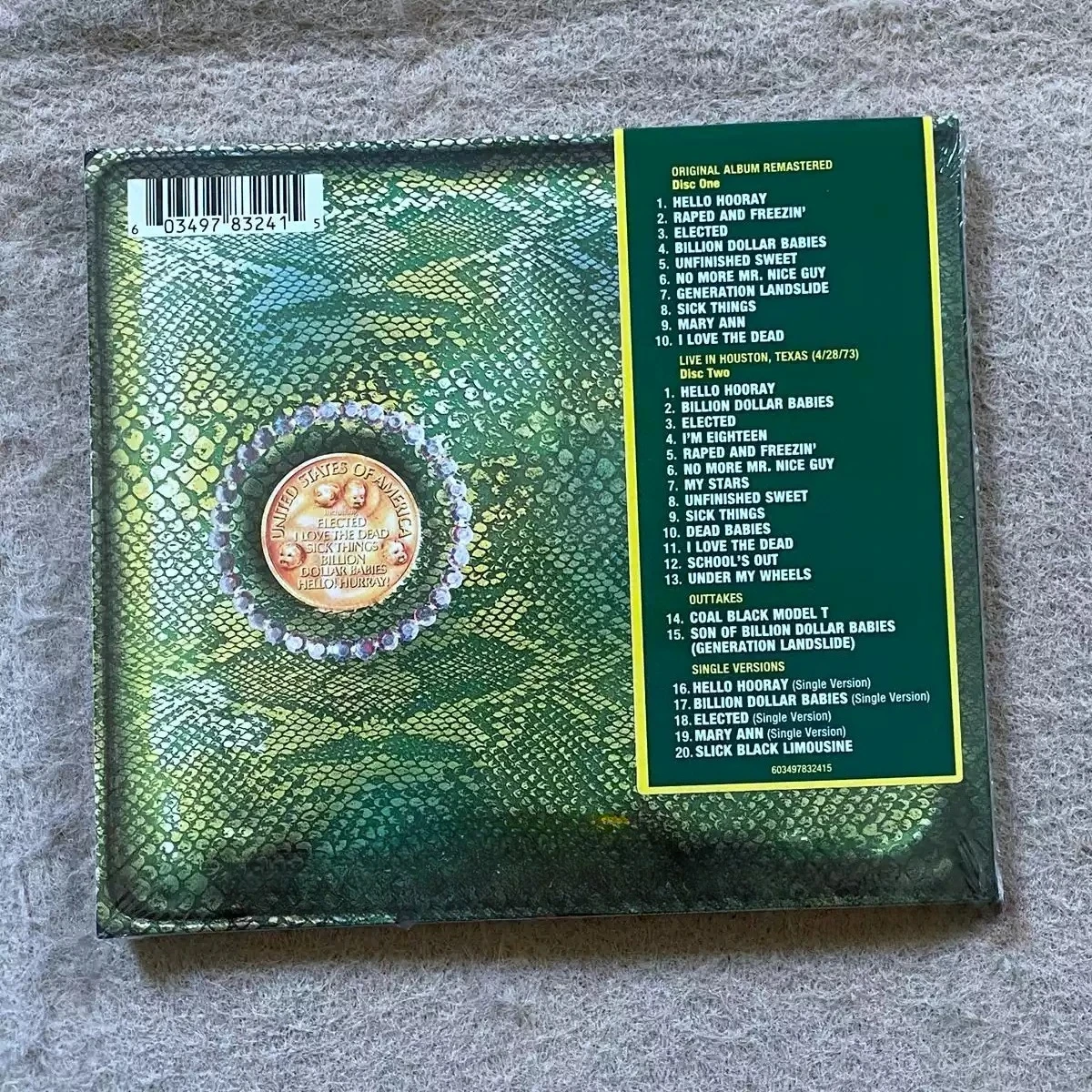 CD de Música Hard Rock Glam Retro Ocidental, Capa Texturizada em Tons de Verde e Elemento Moeda Dourada, Coleção de Faixas de Rock Teatral