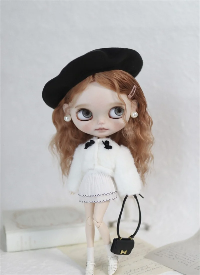 

Blythes Doll Clothes suitable for 1/6 OB24 size fashionable new white shorthair coat + simple white skirt + black laser hat 3pcs