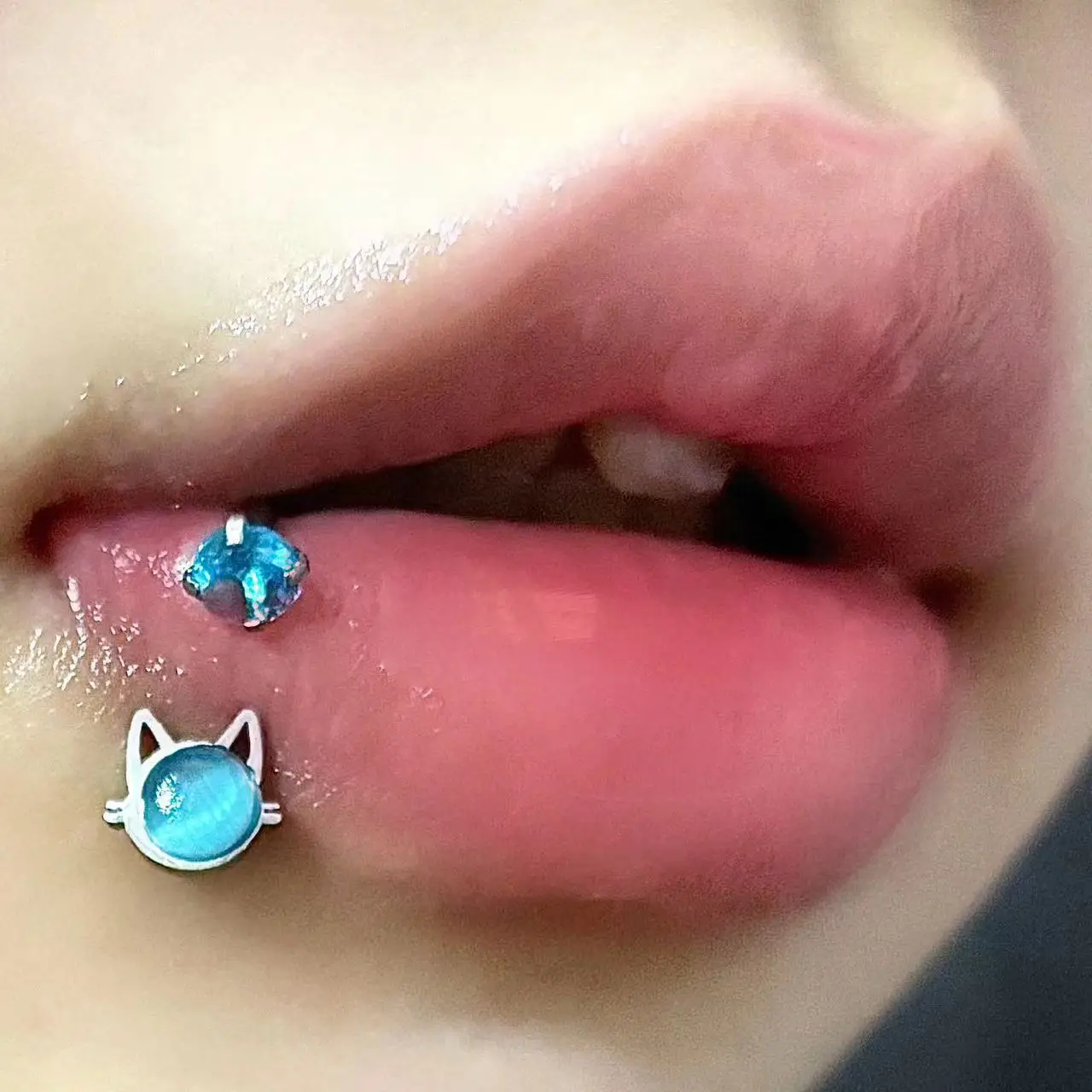 White Cat Lip Ring Titanium Steel Inner Tooth Cat Opal Lip Piercings Inlaid with Diamond Zircon Shiny Cute C Horseshoe Ring