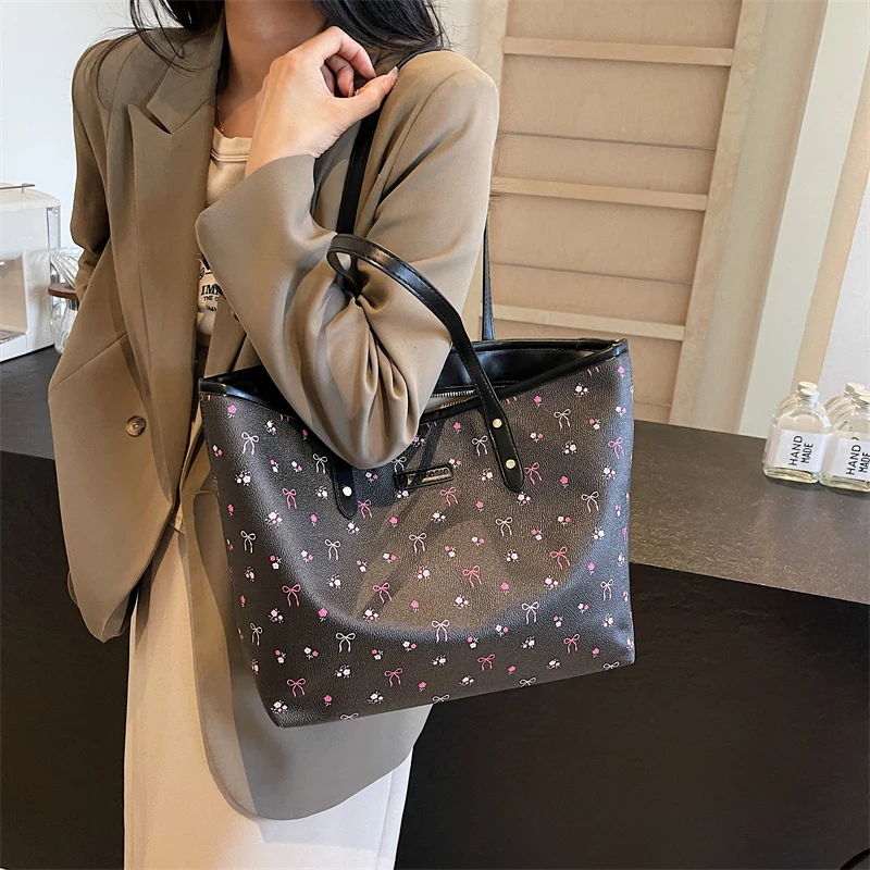 

Women PU Trendy Tote Handbag Large Capacity Simple Tote Bag Zipper Closure Stylish Shoulder Purse Soft Commuting Bag