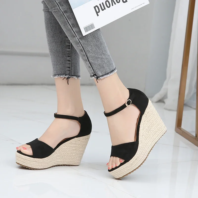 

Размер 31–44, женские босоножки на танкетке с открытым носком, удобные летние туфли на высоком каблуке и платформе с толстой подошвой и поясом