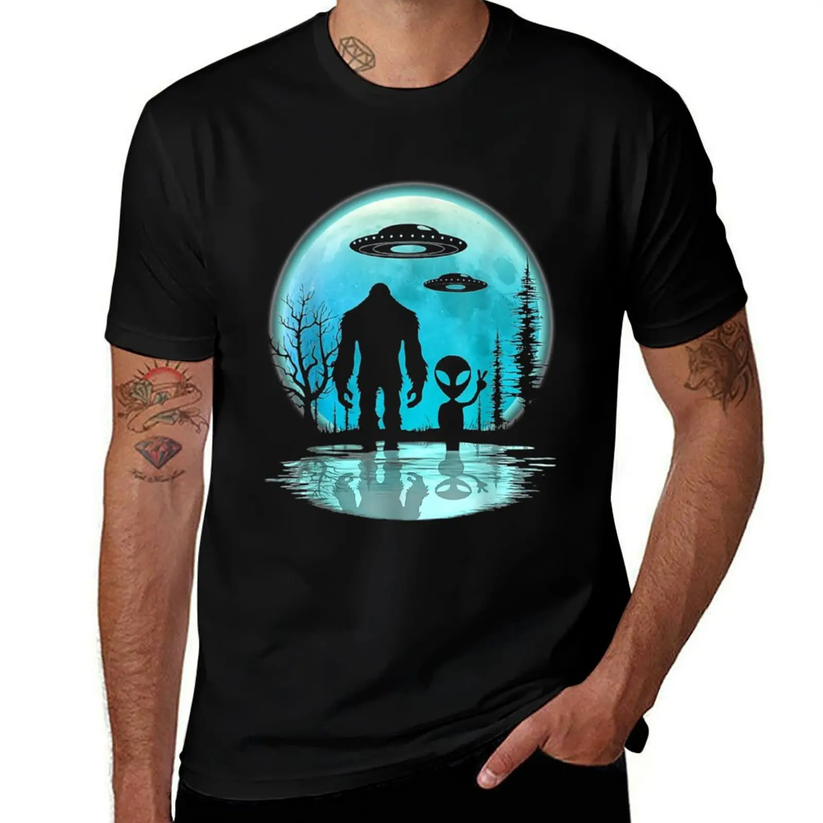

Alien And Bigfoot T-Shirt t shirts cotton 100% t shirts for man cotton T-Shirt