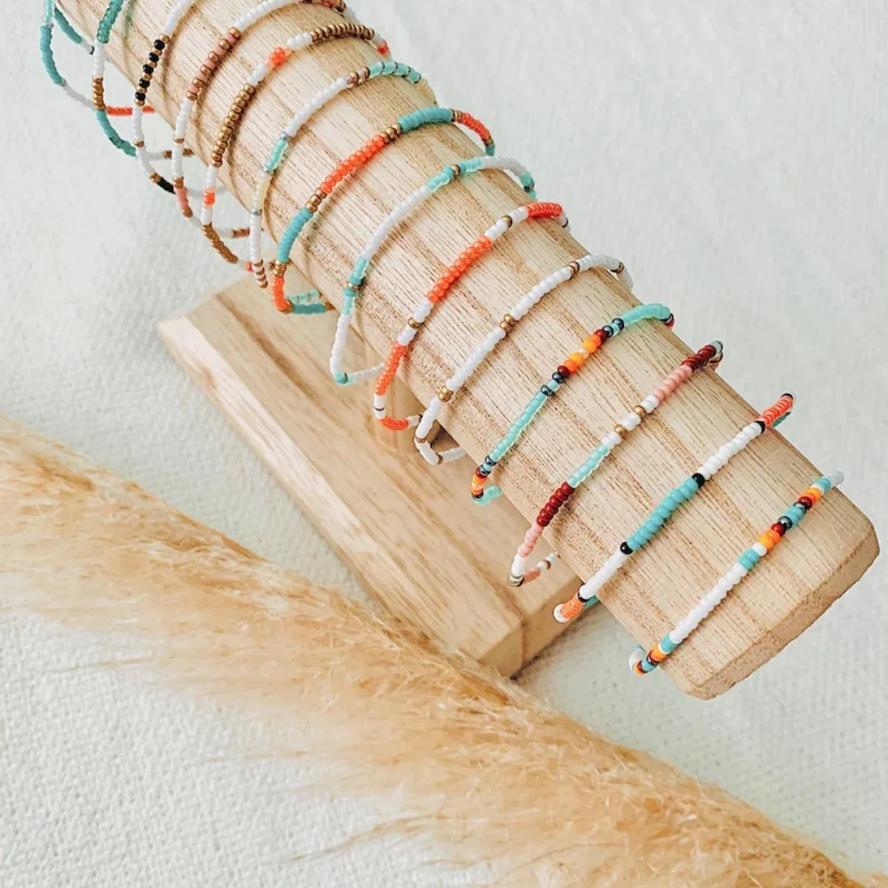 مجموعة أساور خرز البذور الملونة المصنوعة يدويًا مكونة من 15 قطعة للنساء والفتيات، مجوهرات الصداقة المرنة المزخرفة بالخرز إكسسوارات الصيف والشاطئ