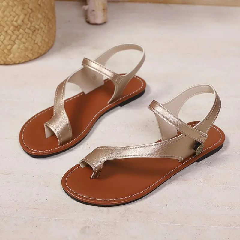 Neue Damen-Sommermode, einfarbig, römische Sandalen mit niedrigem Absatz, bequeme PU-Strandschuhe, luxuriöse Damen-Flip-Flops mit runder Zehenpartie – Detail 12