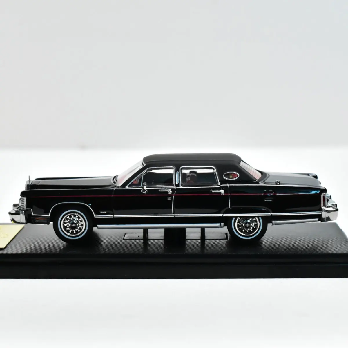 Turning Crush 1:64 Souvenir 1979 Town Car Diecast Model Car