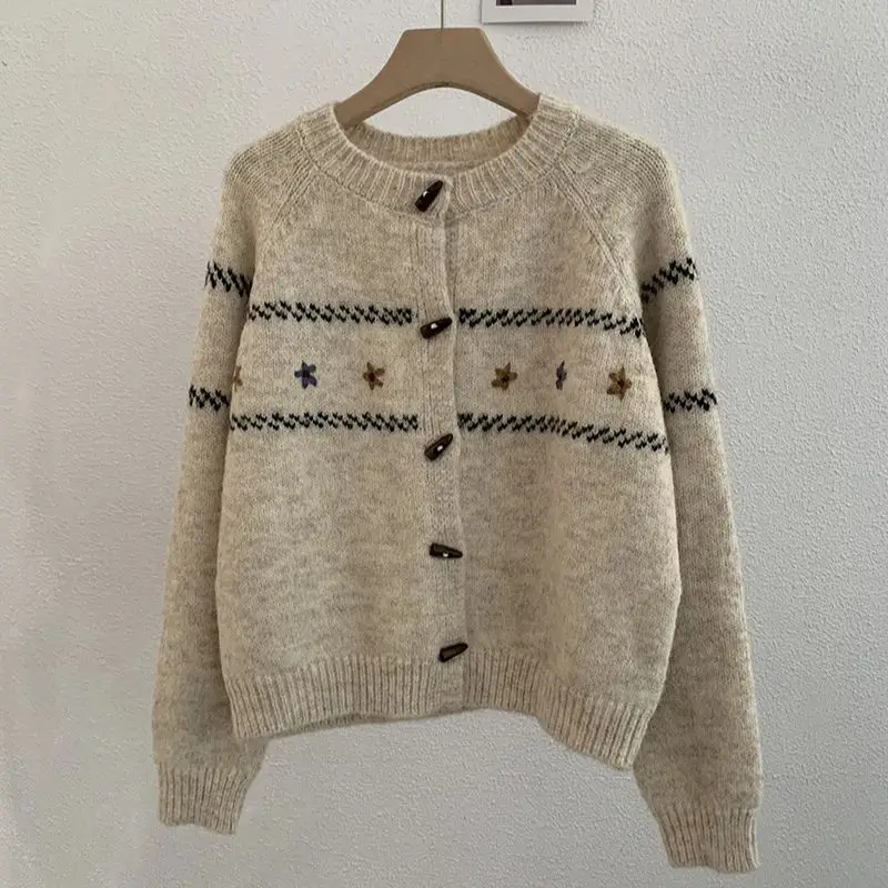 Real tiro de botão de chifre bordado à mão design emagrecimento e versátil em torno do pescoço manga raglan cardigan e suéter