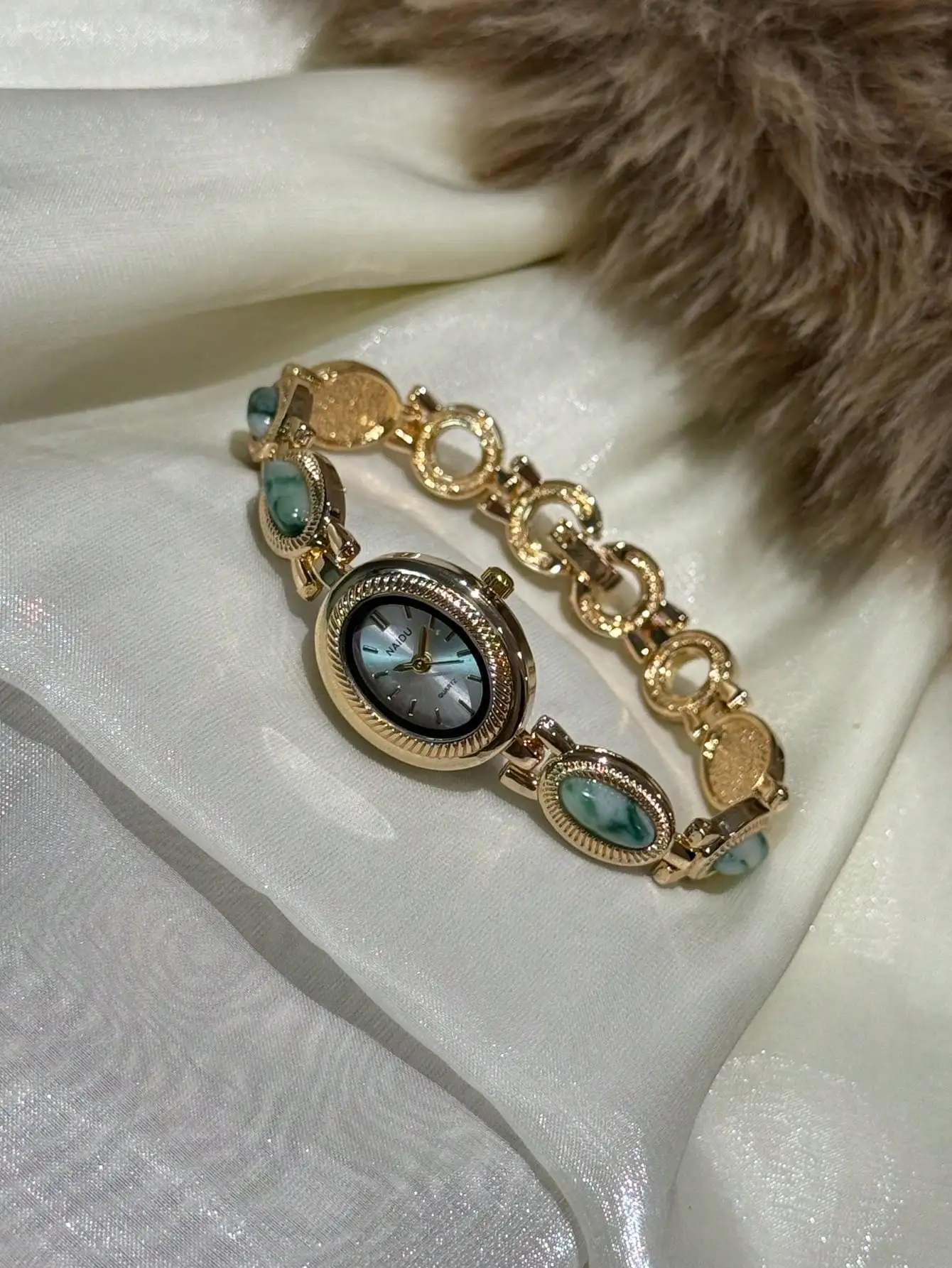 

1pc Women's Gold/Green Wrist Watch, Minimalist New Small Dial Design, Elegant & Fashionable, Quartz Movement, Suitable For Daily Wear/Party