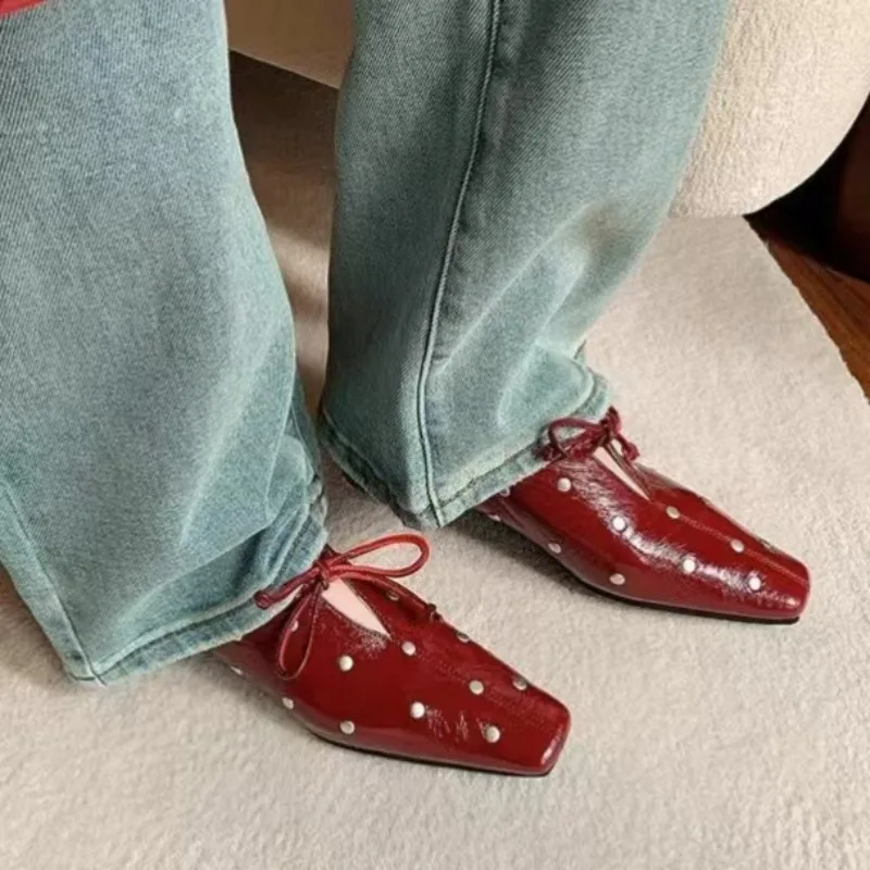 

Женские туфли на мягкой подошве в стиле ретро со шнуровкой и заклепками с квадратным носком, красные, черные туфли на плоской подошве, повседневные лоферы, маленькие кожаные туфли 203 siaליים נשים