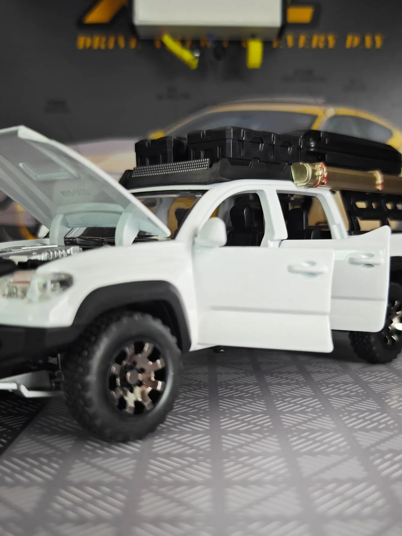 1:32 تاكوما نسخة تخييم للسفر مصنوعة من خليط معدني نموذج سيارة صوتي بصري سحب للخلف إلى ألعاب الأطفال بأبواب مفتوحة