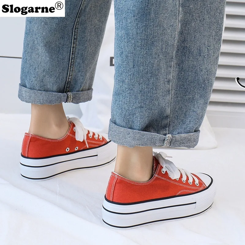 นักเรียนฤดูใบไม้ผลิฤดูใบไม้ร่วงรองเท้าผ้าใบ 2025 ผู้หญิงใหม่ 4.5 ซม.หนาที่มองไม่เห็นความสูงเพิ่มผ้าใบรองเท้าสบายๆกีฬารองเท้า