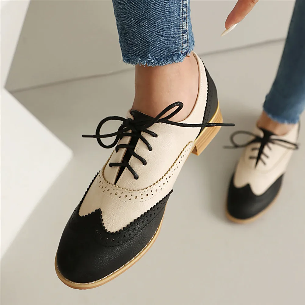 Nuovo 2025 Donna Primavera Nuove scarpe basse Donna Oxford Colori misti Lace Up Scarpe brogue da donna Designer Casual Pu Oxford in pelle