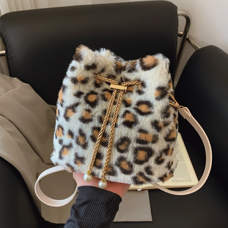 

Роскошная плюшевая сумка через плечо с леопардовым принтом для женщин, брендовая дизайнерская сумка и кошелек 2024, мини-ведро через плечо, бархатная сумка Bolsos