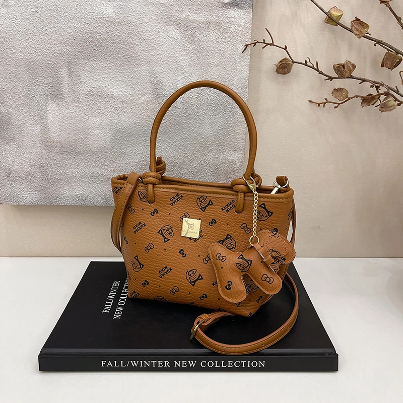 

Fashionable Classic Women's Crossbody Bag in Leather - Shoulder Messenger Handbags by Luxury Brand Elegant Ladies