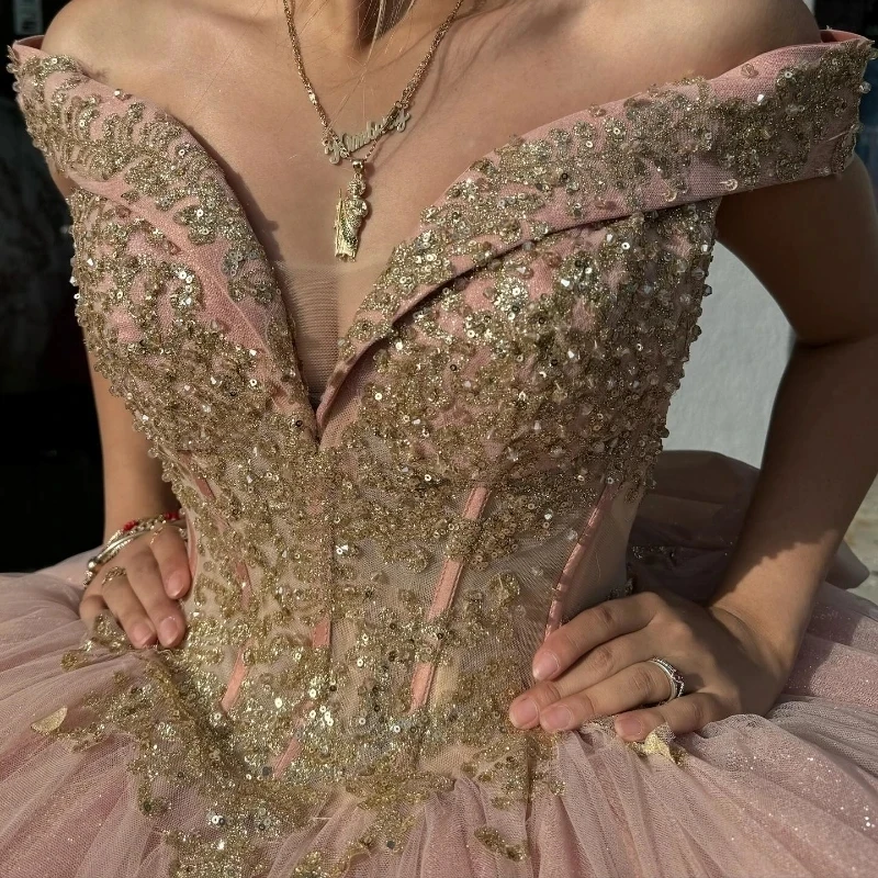 Vestidos De quinceañera brillantes De color rosa De lujo, vestido De baile con apliques De encaje dorado y hombros descubiertos, 15 Vestidos De quinceañera