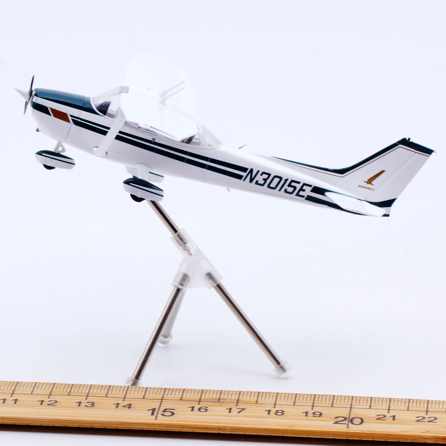 XX172001 Alloy Collectible Plane Gift JC Wings 1:72 Private Cessna 172 [Emergency water landing] Diecast Aircraft Model N3015E - Image 2