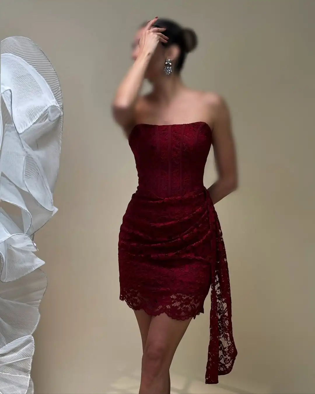 ชุดเดรสค็อกเทลมินิทรงเข้ารูป ดีไซน์ใหม่ แต่งลายปักแบบคอร์เซ็ท สายไขว้หลัง ดีไซน์หวานซ่อนเปรี้ยว เหมาะสำหรับงานพรอมหรืองานเลี้ยงอย่างเป็นทางการ