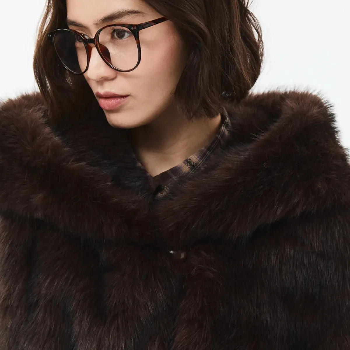 سترة BJTZ النسائية ذات القلنسوة ميدي من الفرو الصناعي بحزام من القطيفة لشتاء دافئ 2025 أنيقة وبسيطة وغير رسمية مميزة ومريحة بلون واحد #5