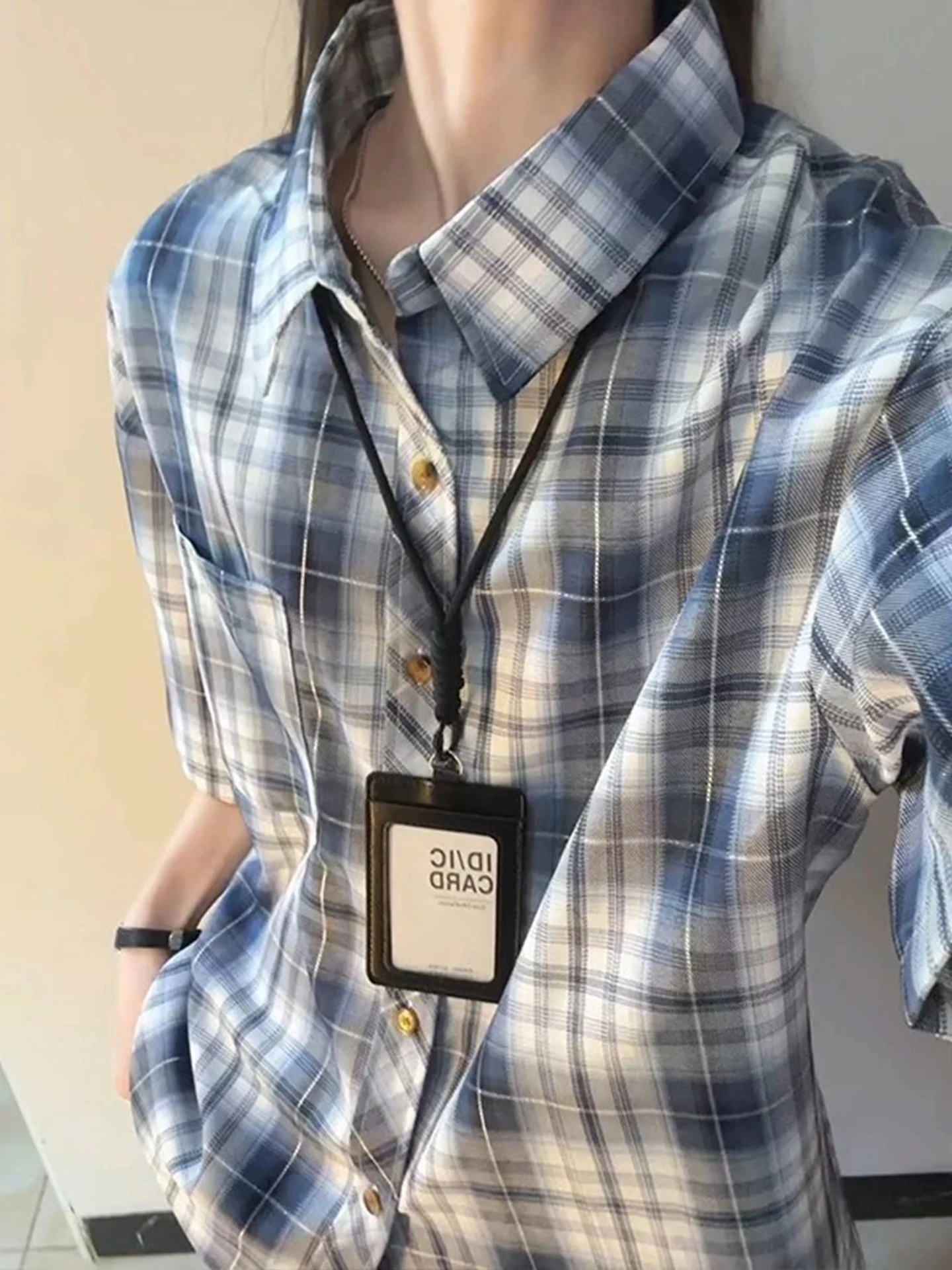 

Светло-голубая рубашка в клетку для мужчин, летняя, тонкая, в американском стиле, для колледжа, повседневная, для пар, свободного кроя, из яркого шелковистого полиэстера...