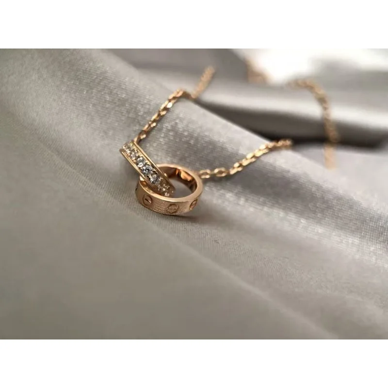 

Колье SENLIM Classic Series 2026 с двумя маленькими кольцами, одно с бриллиантами, другое без бриллиантов, из материала с V-образным золотым покрытием