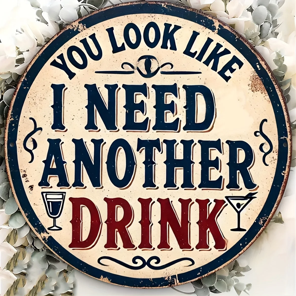 2D Flat – Vintage „You Look Like I Need Another Drink“, Aluminiumschild – 20,3 x 20,3 cm Wanddekoration mit Weinglas und Cocktail-Design, Pe
