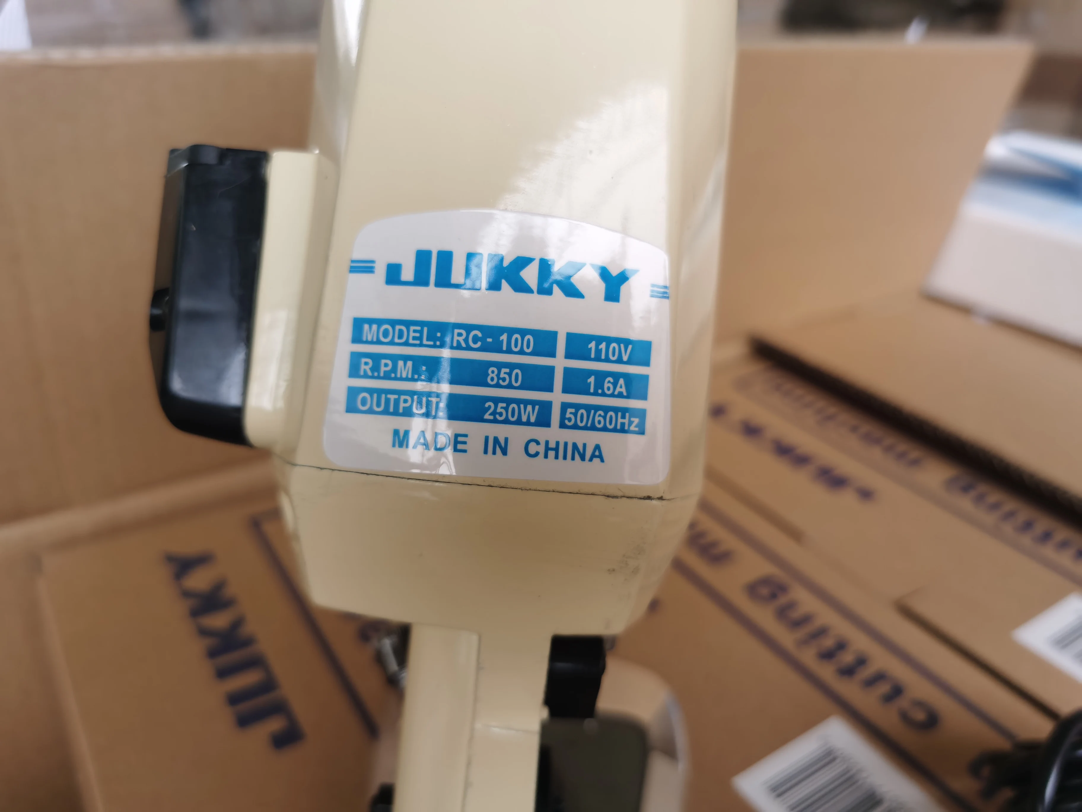 ماكينة خياطة محمولة عالية الجودة RC-100/110/125 قطع صغيرة بألوان مختلفة وحالة جديدة تتميز بأساسية المحرك