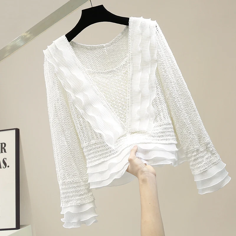 

Модный комплект из двух предметов: ажурный вязаный топ с кружевной отделкой и многослойная шифоновая юбка с длинными рукавами для повседневной носки