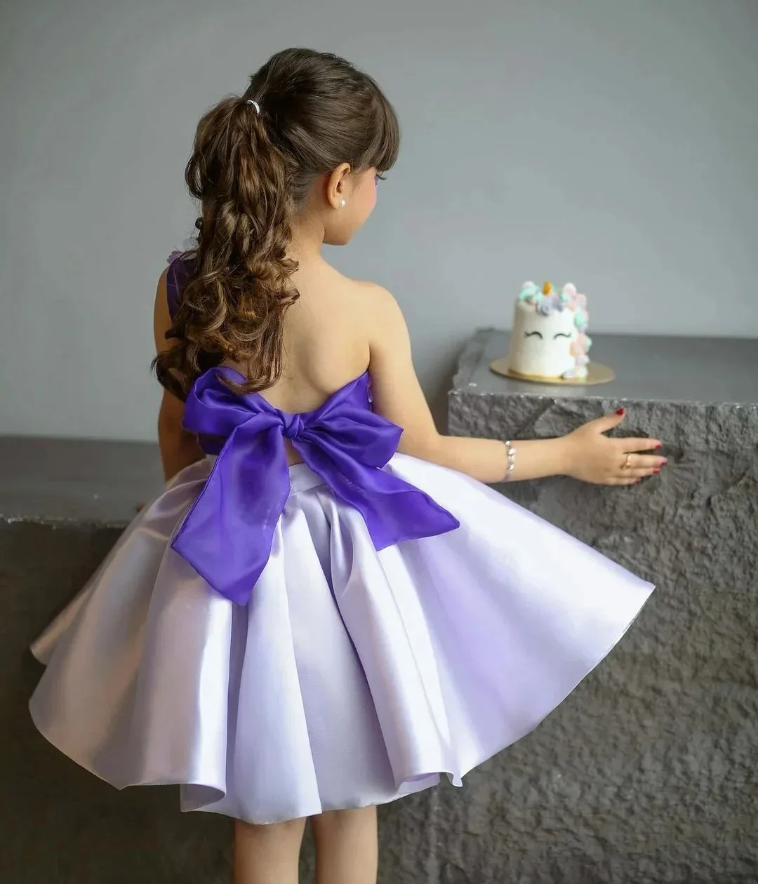 Abito da ragazza di fiore con applique 3D monospalla viola chiaro personalizzato per abiti da ballo per prima comunione per feste di compleanno per bambini