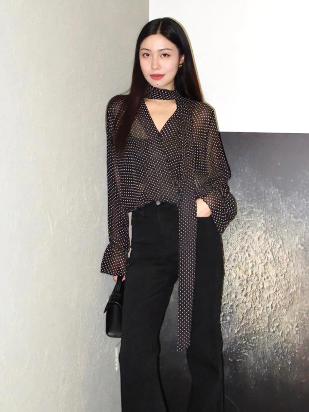 

Черная рубашка в горошек с поясом, женская винтажная рубашка с V-образным вырезом, стройнящая, универсальная, модная, молодежная, повседневная, свободного кроя