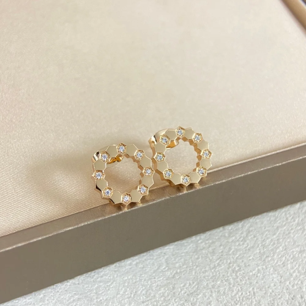 Classic Hexagonal Honeycomb 18K Gold Plated Round Earrings Fashionable Geometric Design Dazzling Studs for Women