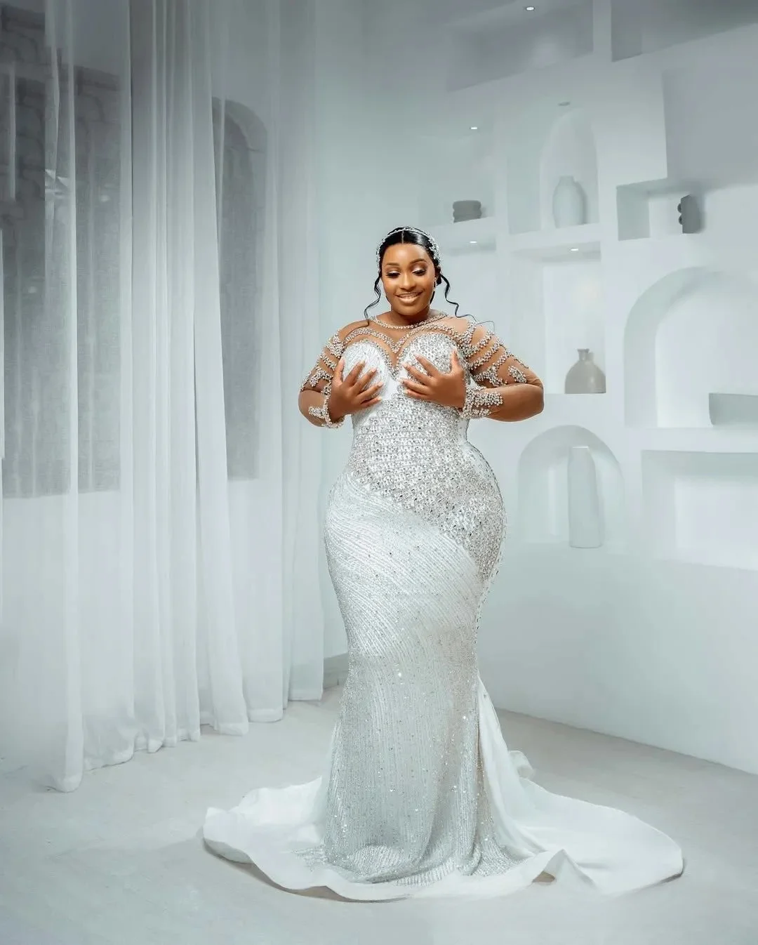 Suknie ślubne na zamówienie, białe, afrykańskie, dla panny młodej, krój syreny, odpinany przezroczysty dekolt, zdobione koralikami, koronkowe, warstwowy tiul.