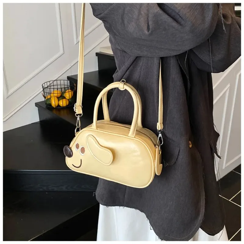 

Сумка через плечо с мультяшным рисунком в стиле ретро — игривый принт таксы, веганская кожа через плечо и портативная сумка, весенние вещи